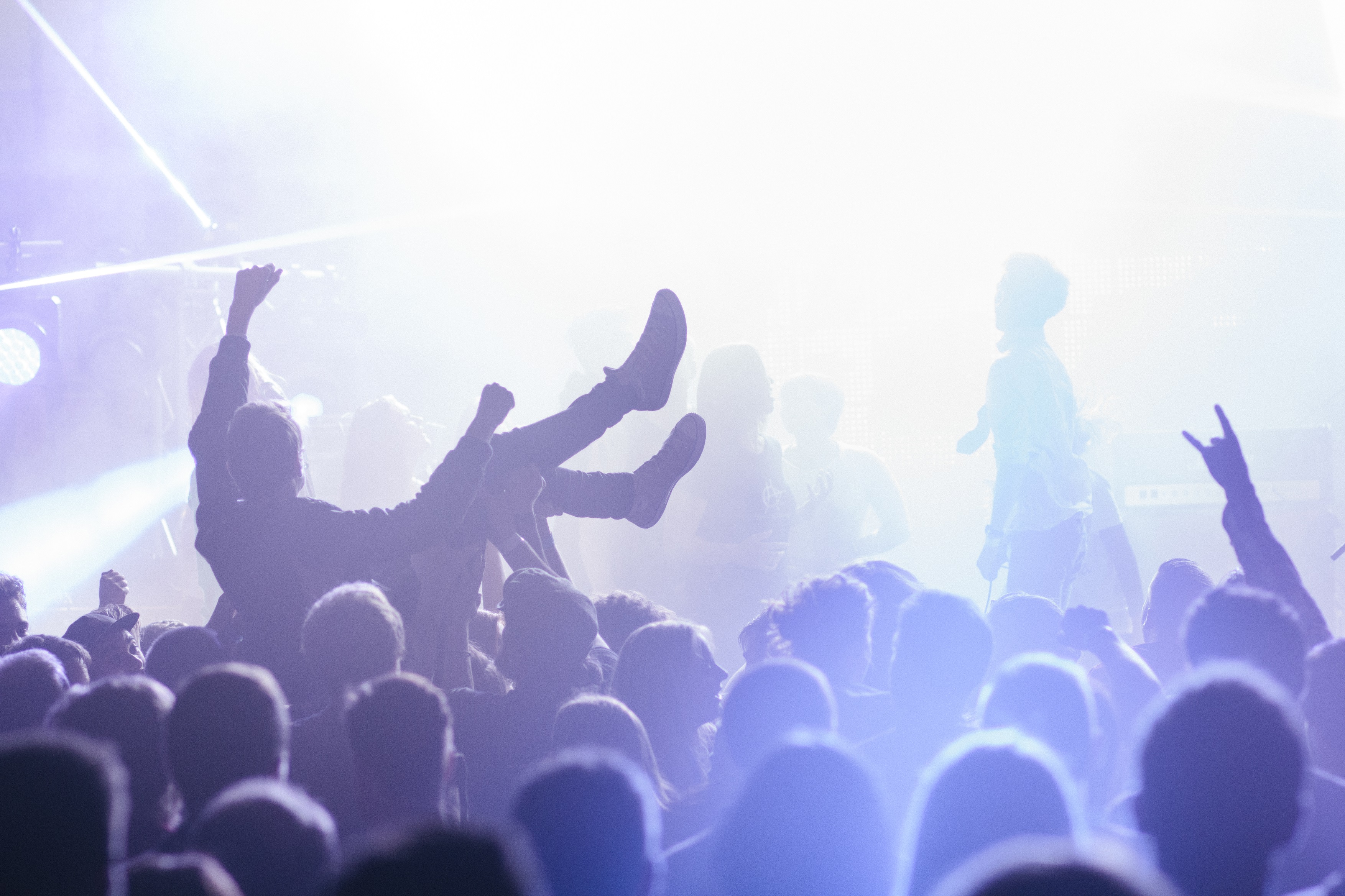 Bilde av en publikummer som crowd surfer på en Honningbarna konsert.