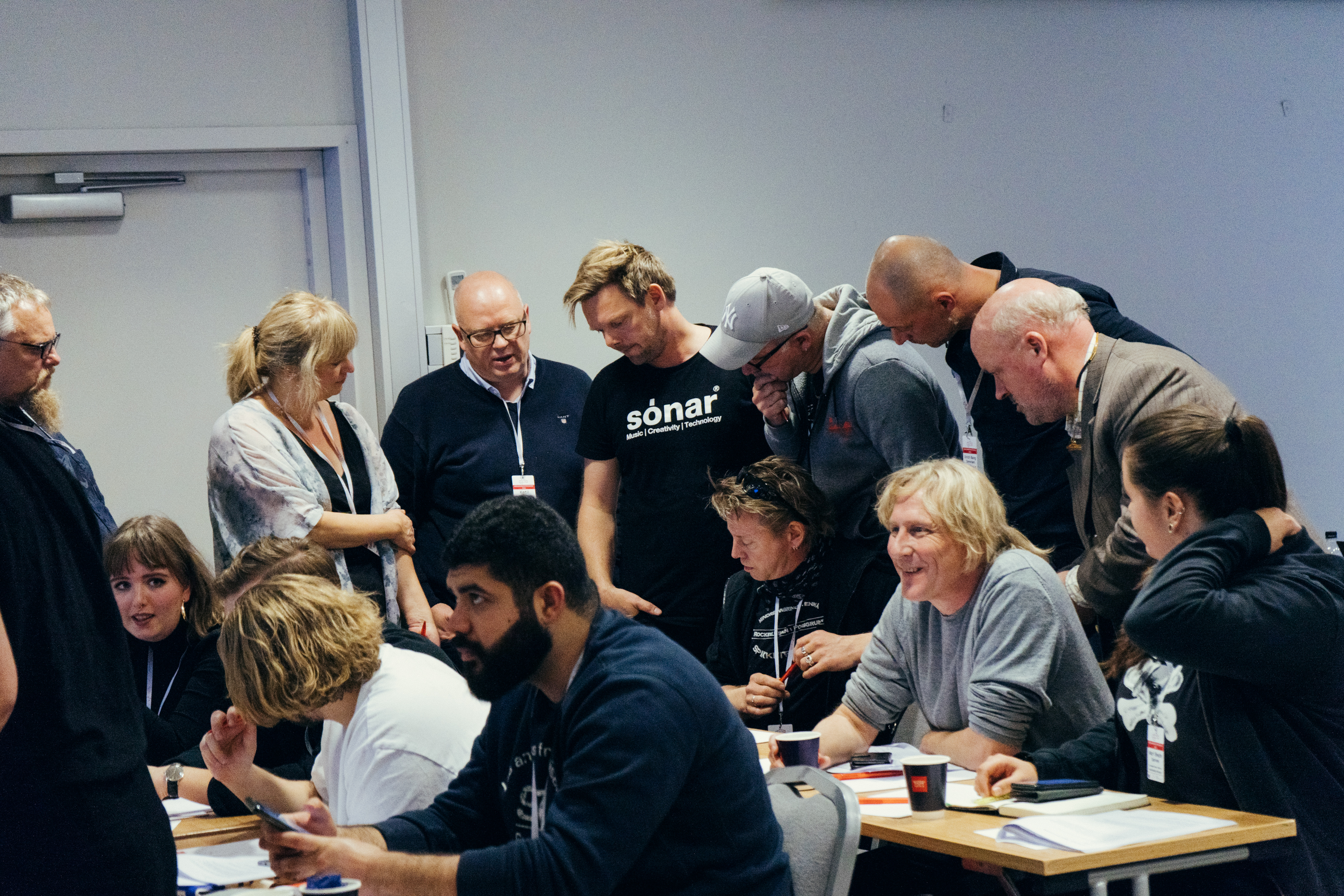 Redaksjonskomiteen og mange gode hjelpere i sving på landsmøtet i Halden. Foto: Thomas Litangen.