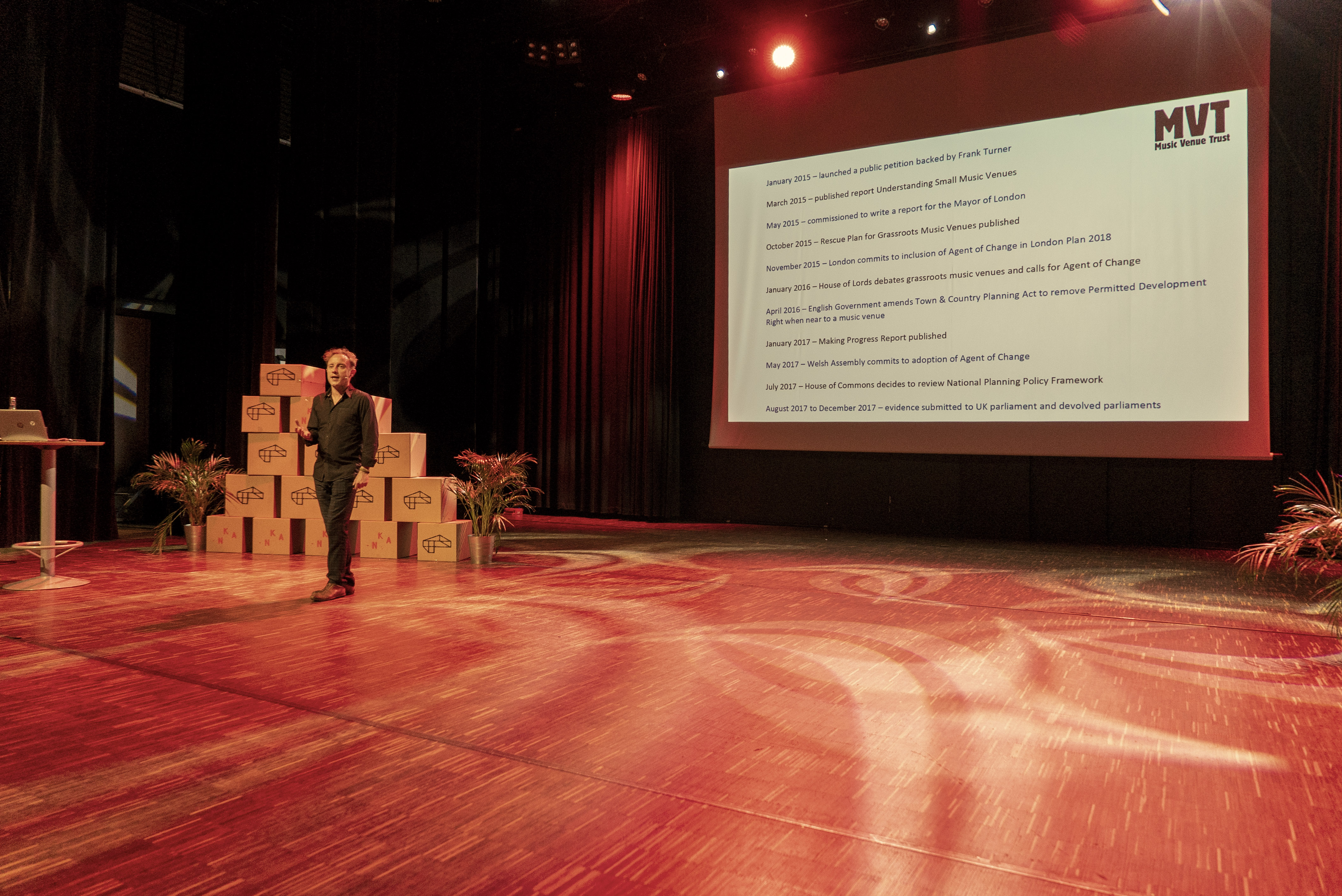 Alex Mann fra Music Venue Trust i England forteller om hvordan man kan jobbe politisk for å ivareta viktige klubber og live-scener i når man står ovenfor massiv byutvikling og gentrifisering. Foto: Nordic Media Lab