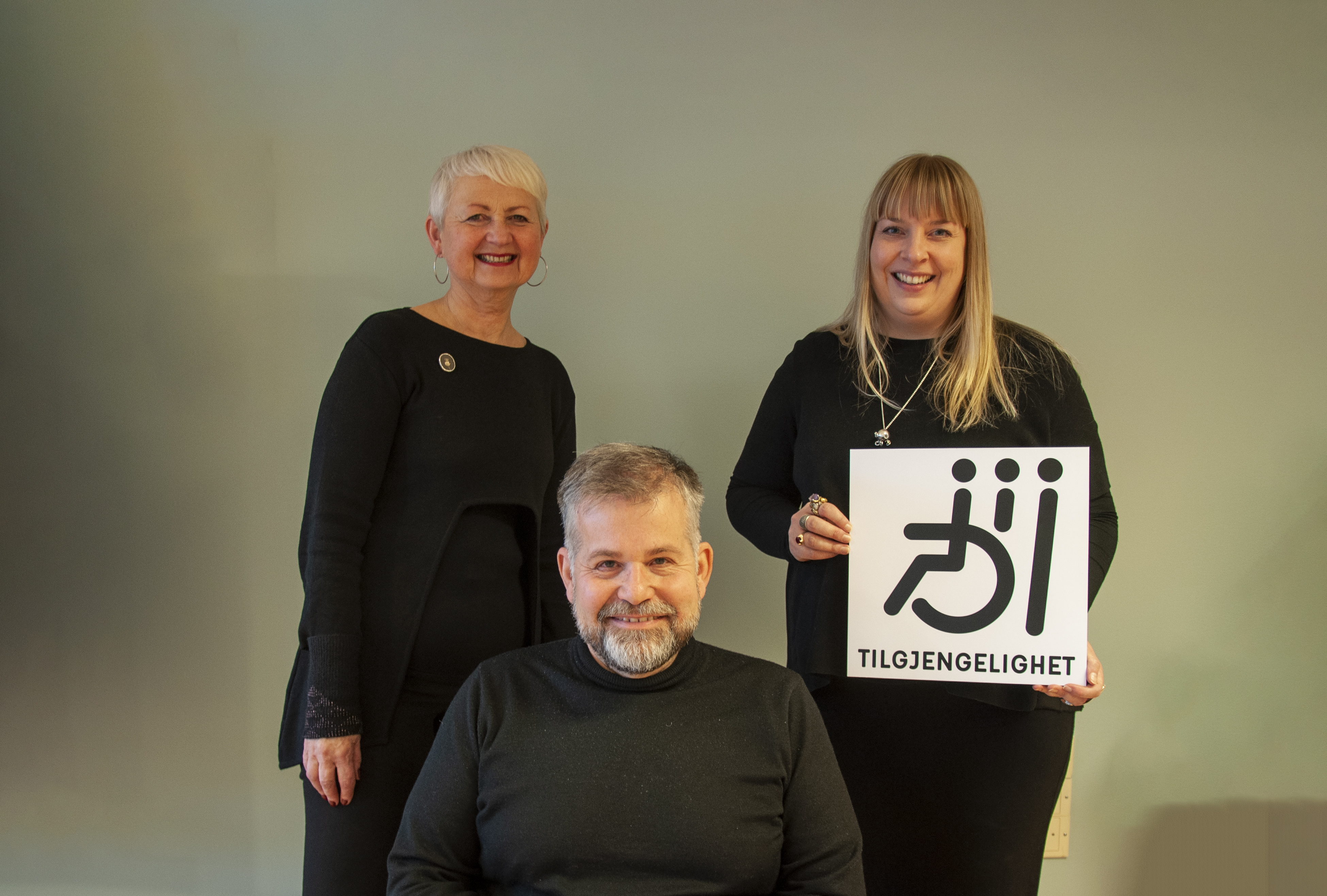 Mandag 10. desember ble Tilgjengelighetsmerket lansert. Fra venstre: prosjektleder i NKA, Berit Vordal, seniorrådgiver i FFO, Cato Lie og daglig leder i NKA, Tone Østerdal. Foto: Andreas Feen Sørensen, NKA