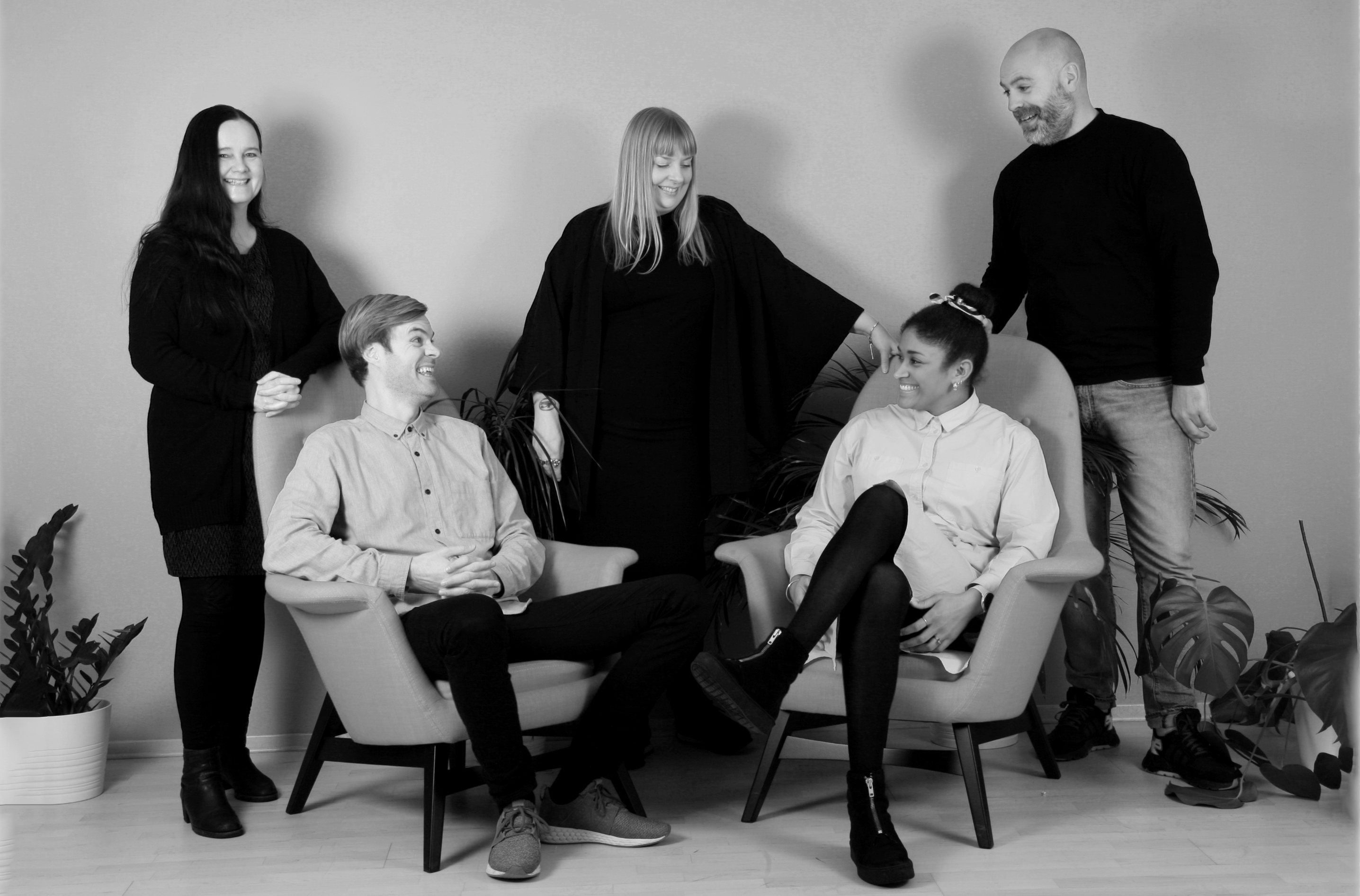 Administrasjonen i NKA fikk i 2019 besøk av fotograf i ens ærend et hyggelig julebilde. Kleint. Foto: Ellen Lorenzen.