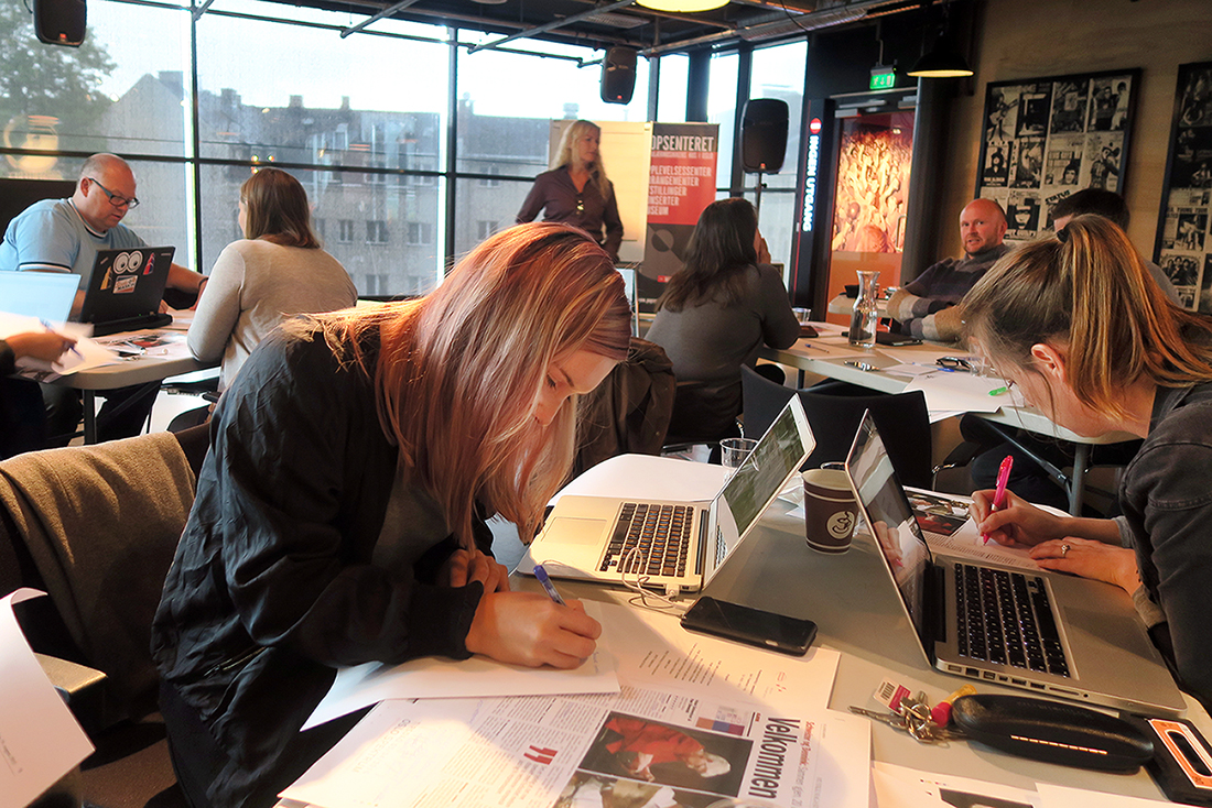 Bilde av mennesker som har en workshop 