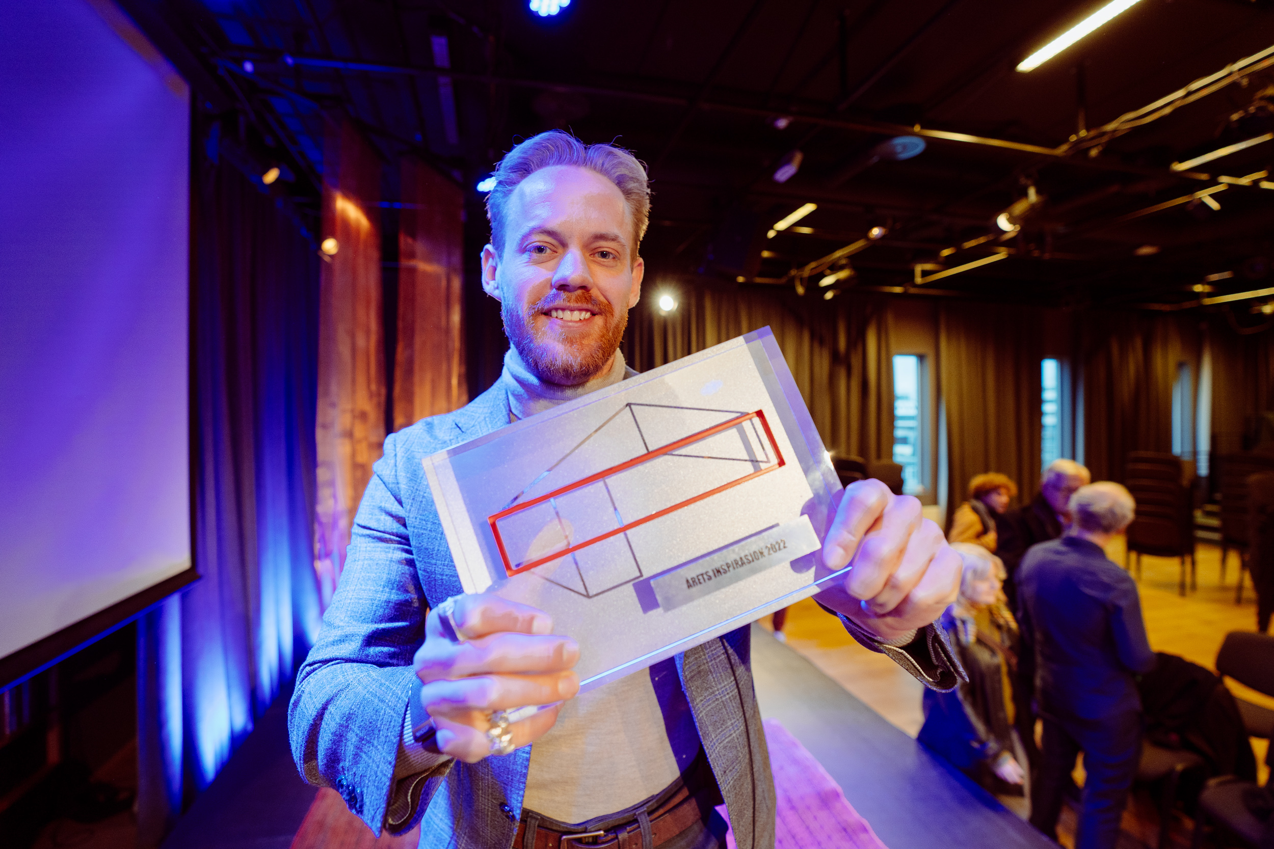 Jørgen Snøås Gustavsen tar i mot prisen for Årets inspirasjon på Arrangørkonferansen, vegne av Tons of Rock.