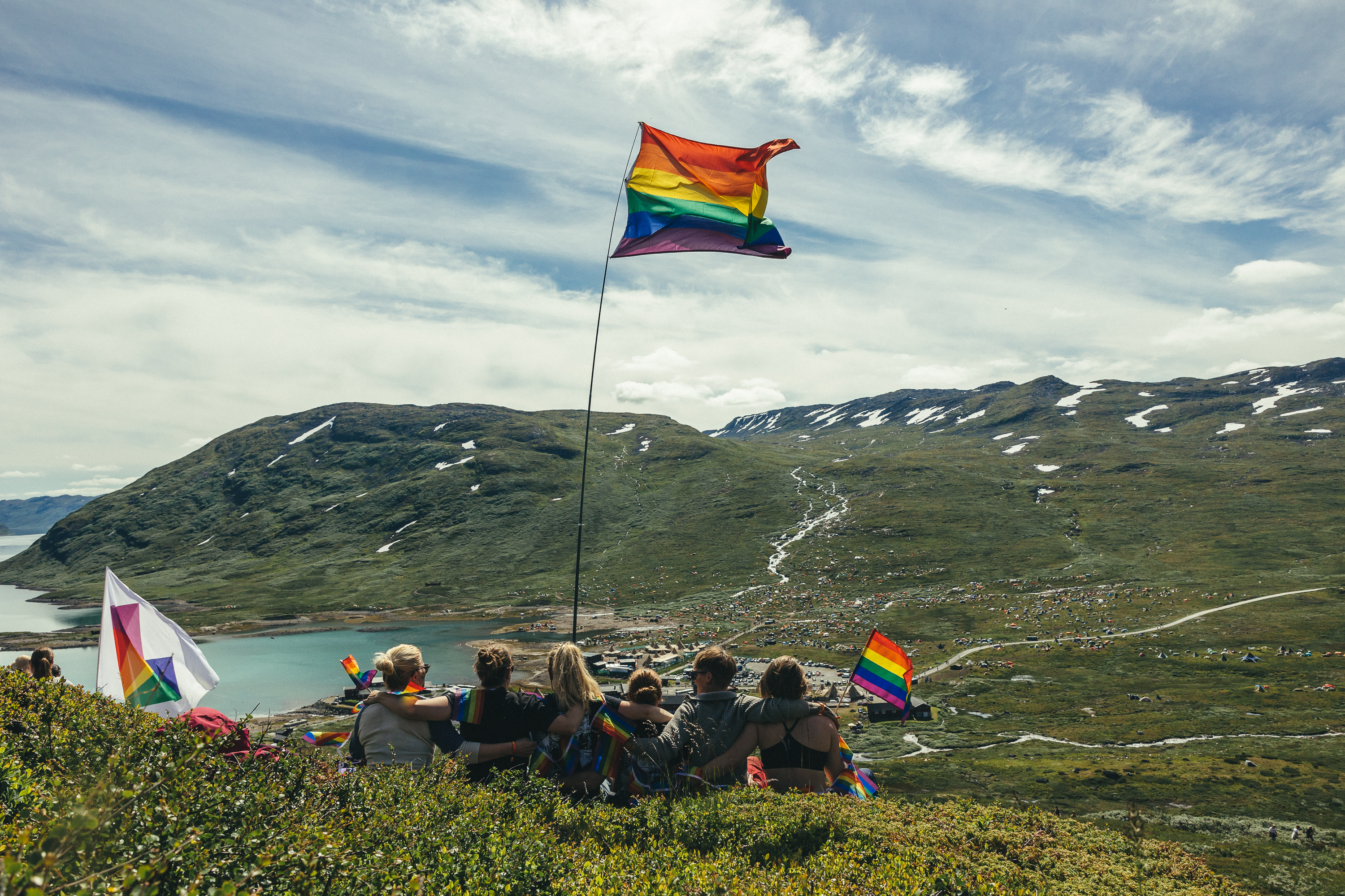 Festivalpublikum koser seg på festivalområdet under Vinjerock.. 