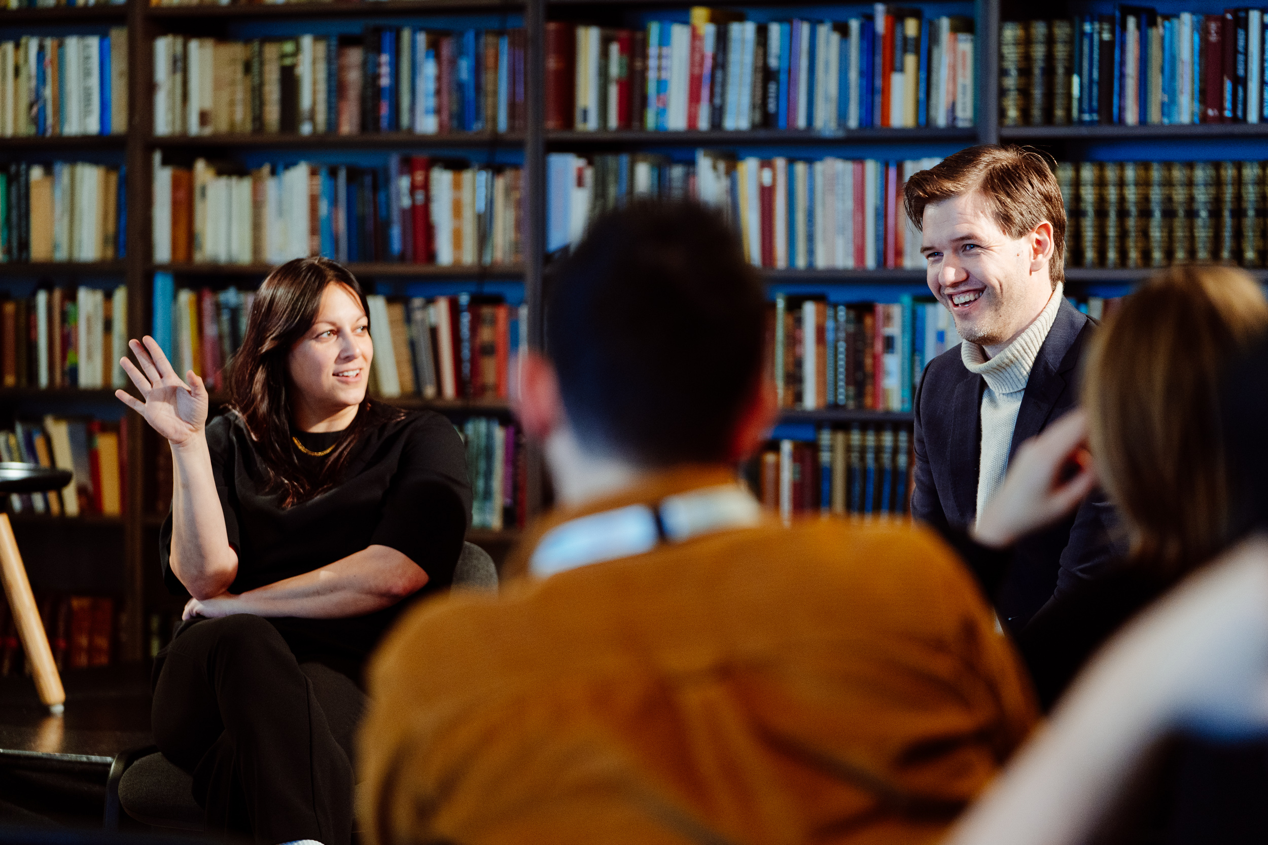 To blide advokater fra Ræder Bing i samtale med arrangører under arrangørkonferansen 2023.