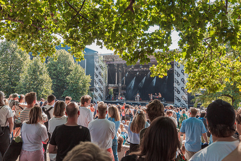 Sol og god stemning på en av Øyafestivalen sine scener Foto: Ole Christian Klamas