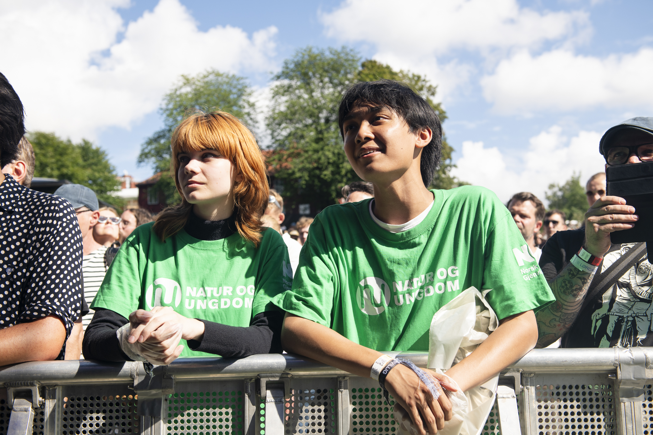 To frivillige fra Natur og Ungdom på Øyafestivalen 2023, på konsert etter en hederlig miljøinnsats. Foto: Anki Grøthe