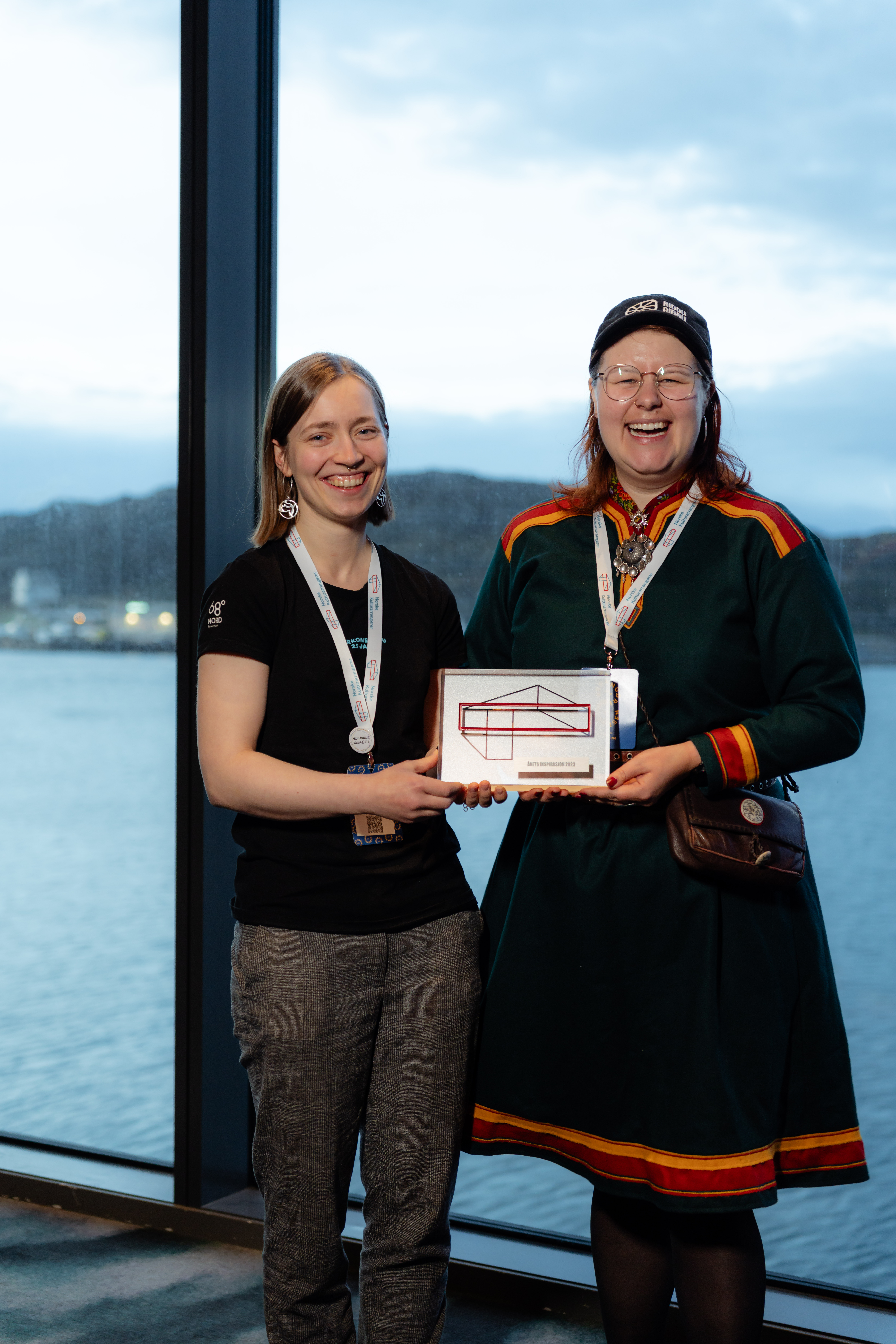 Vinnerne av Årets inspirasjon holder stolt og fornøyd frem trofeet etter utdelingen. 