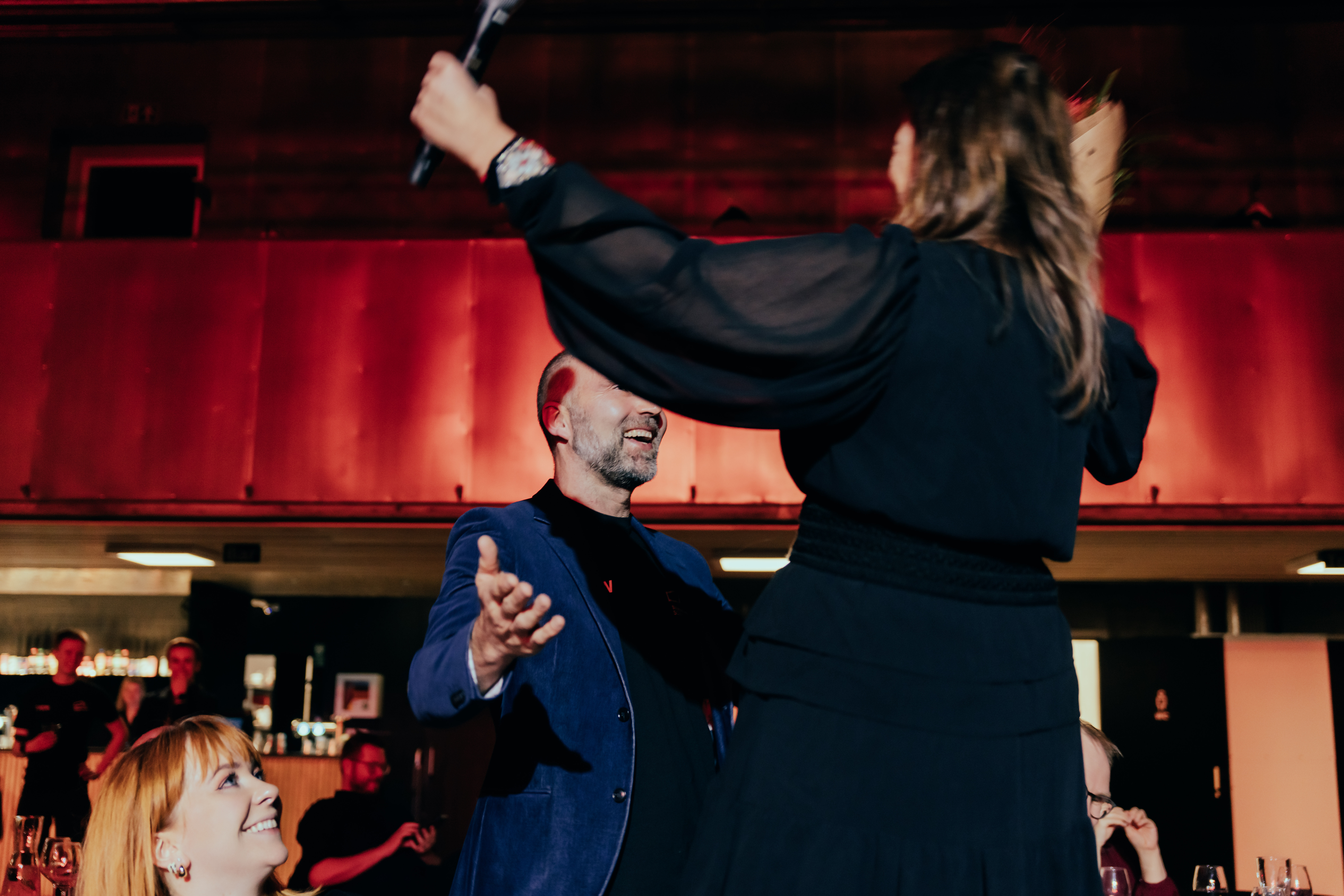 En strålende fornøyd festivalsjef for Parkenfestivalen og vertskap for årets konferanse får en stor klem av daglig leder i NKA under festmiddagen under årets Arrangørkonferanse. 