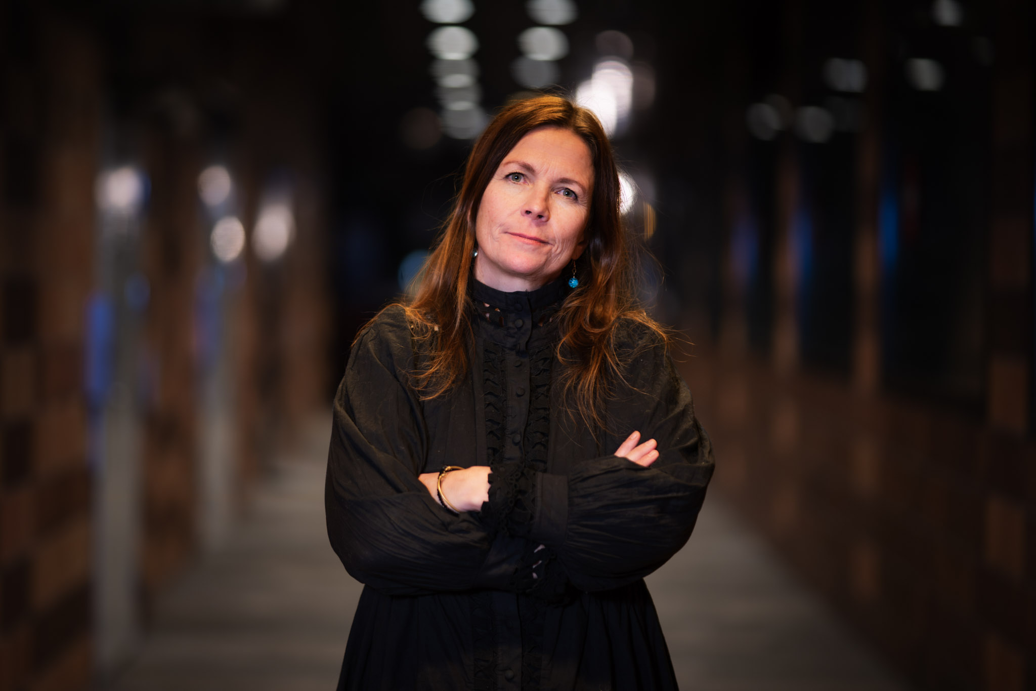 Trude Storheim folder armene og ser alvorlig inn i kamera. 