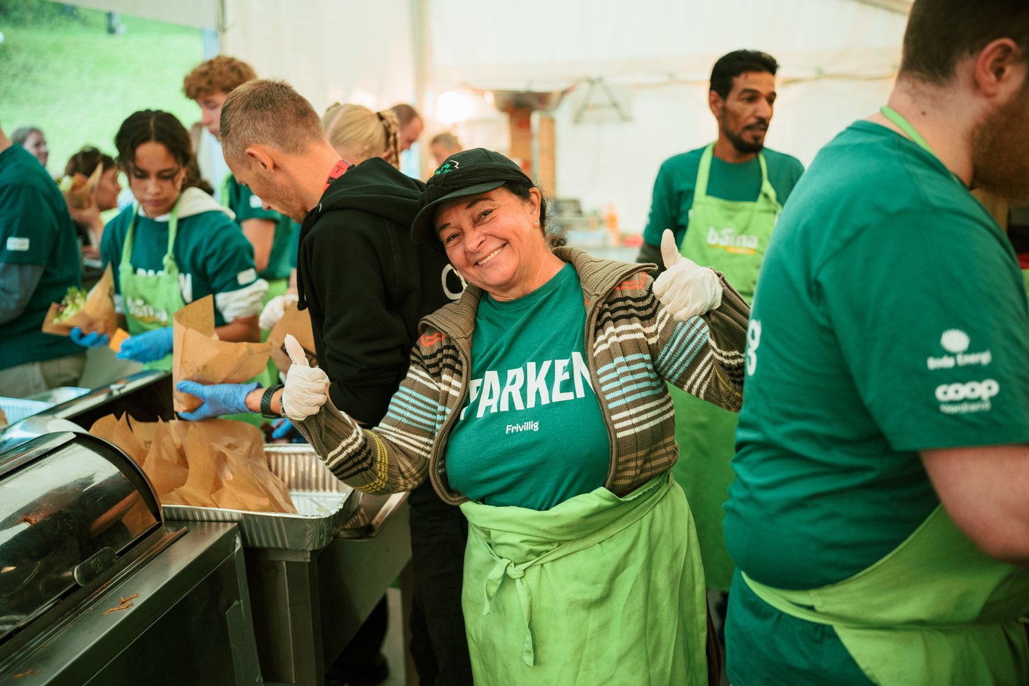 En blid frivillig på Parkenfestivalen. Foto: Ingrid Kjelling/Parkenfestivalen 2024. 