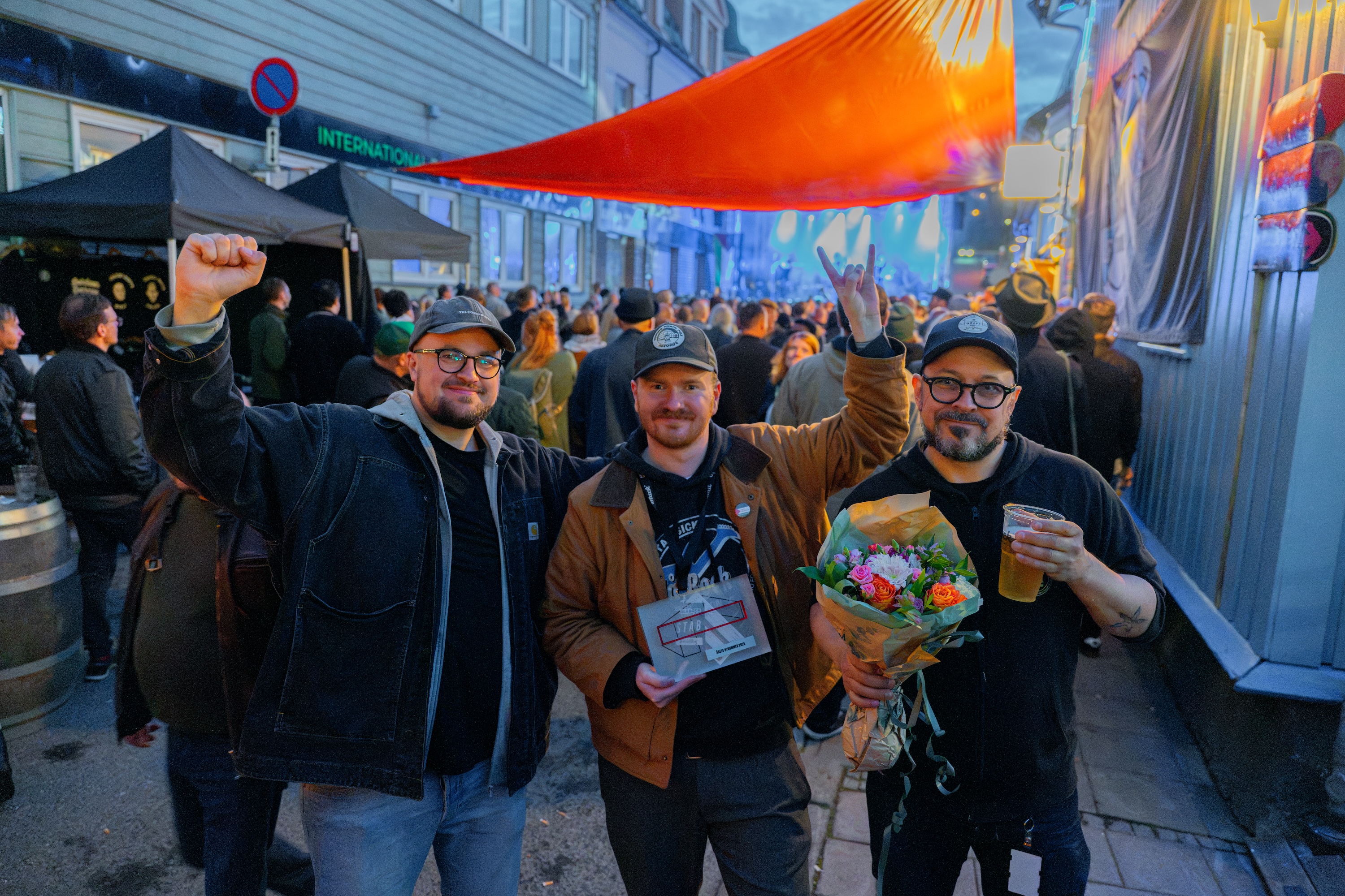 Deler av gjengen av Utførr Blårock feirer seieren: bookingansvarlig Isak Harbitz, markedsansvarlig Anders Pedersen og daglig leder på Blårock Edd Sivertsen. Foto: Sebastian Wilches.