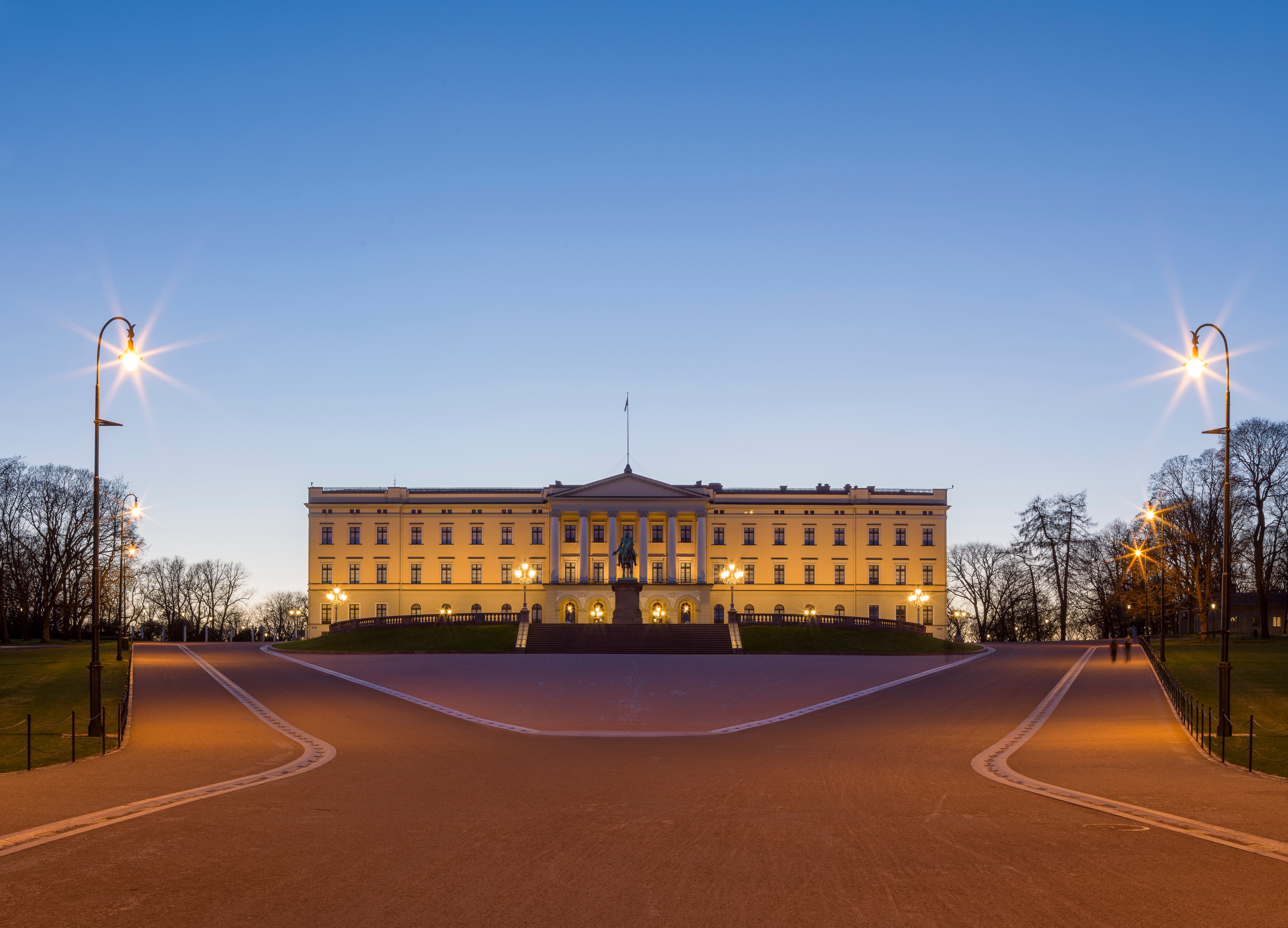 Det kongelige slott ligger opplyst og majestetisk til på toppen av bakken. 