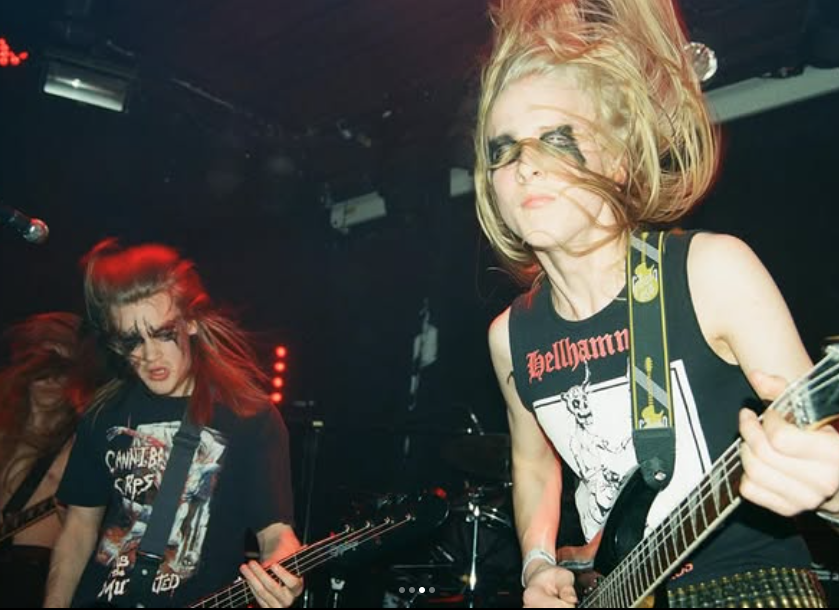 Bildet beskriver metalbandet Nedgravd fotograf og to gitarister i fri utfoldelse
